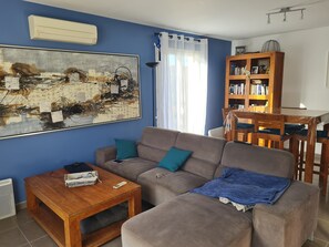 TV connectée, jeux vidéo, lecteur de DVD, livres