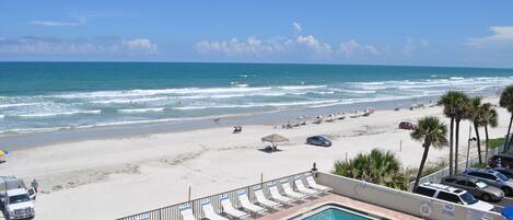 En la playa, sillas reclinables de playa, toallas de playa