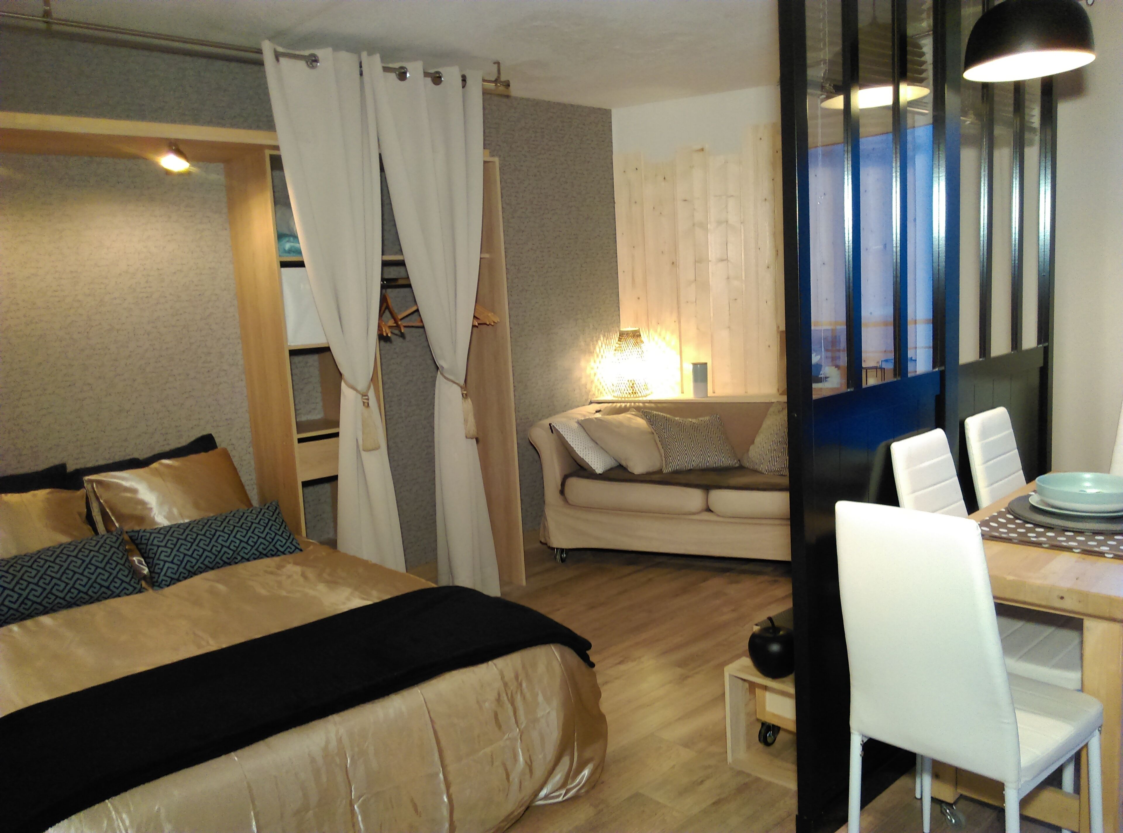 1 habitación, tabla de planchar con plancha y cuna de viaje 