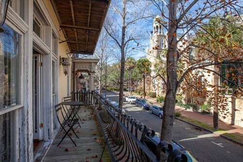 Home Away from Home, Beautiful Historic condo in the heart of the city