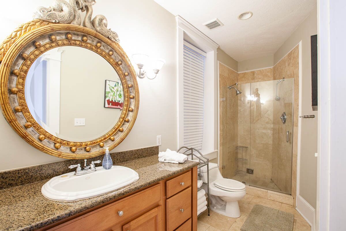 Combined shower/tub, hair dryer, towels