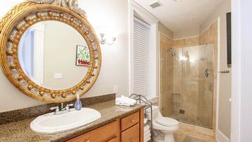 Combined shower/tub, hair dryer, towels