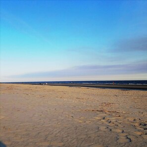 En la playa, camastros y toallas de playa 