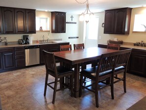 Fridge, microwave, oven, stovetop - 3 Lazy H Yellowstone Lodging - Just Blocks from Yellowstones North Entrance (Gardiner)