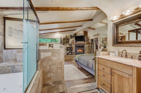 1 bedroom, free WiFi, bed sheets. Cozy Creekside Cottage - Jetted Tub & Hot Tub - Entrance to Pikes Peak