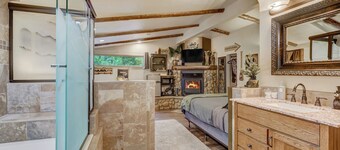 Cozy Creekside Cottage at Entrance to Pikes Peak
