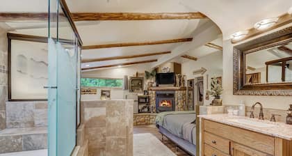 Das Cascade Room ist eine gemütliche Unterkunft Creekside am Fuße des Pikes Peak.