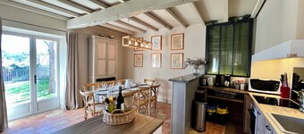Jolie maison de village climatisée pour 8 personnes, piscine sécurisée.