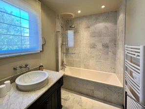 Bathtub, hair dryer, towels, toilet paper - Pretty village house for 8 persons and pool secured with fence (Goult)
