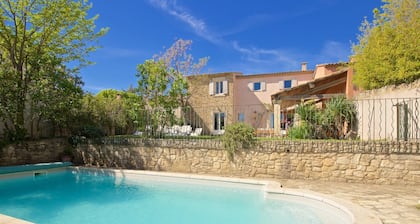 Jolie maison de village climatisée pour 8 personnes, piscine sécurisée.