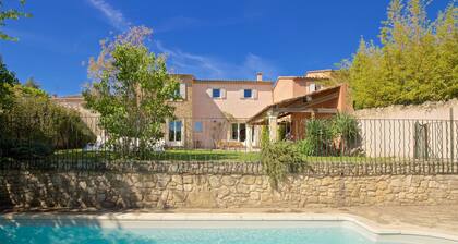 Jolie maison de village climatisée pour 8 personnes, piscine sécurisée.