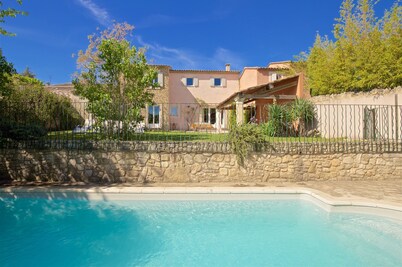 Bonita casa de pueblo con 4 dormitorios, 3 baños, piscina y