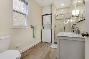 Luxury Loyola 3 Bedroom, 2 Bath, Near Subway and Beach - Chicago - 2024 Prices | Vrbo