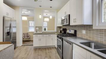 Geladeira, micro-ondas, fogão, cooktop