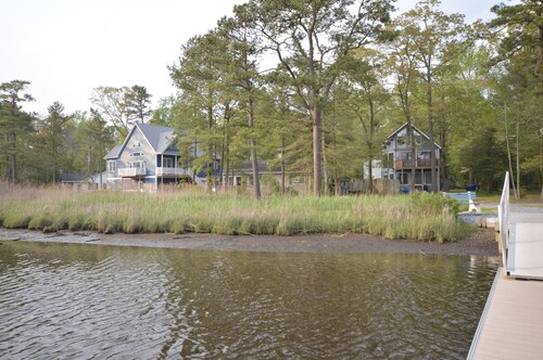 Waterfront Tranquil Escape-Single Family/Gated Community/Pool/Tennis Courts 