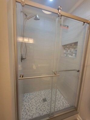 Baignoire, serviettes fournies, savon, papier toilette