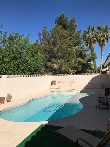 Cozy house with pool minutes away from the Las Vegas Strip
