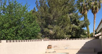 Viihtyisä talo, jossa uima-allas minuutin päässä Las Vegasin kaistalta