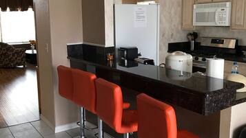 Réfrigérateur, micro-ondes, four, plaque de cuisson