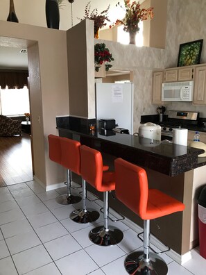 雪櫃、微波爐、焗爐、爐具