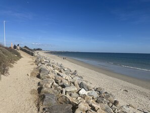 On the beach, sun loungers - Waterfront home  (Ploemeur)