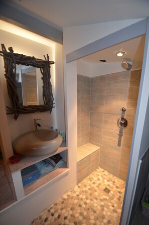Ensemble douche/baignoire, sèche-cheveux, serviettes fournies, savon