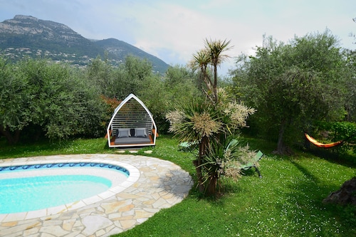 Charming apartment in Côte d'Azur villa, private garden and large pool.