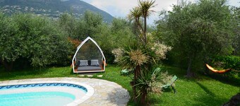 Charming apartment in Côte d'Azur villa, private garden and large pool.