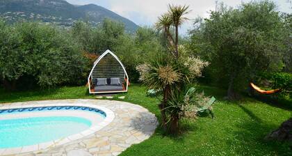 Charming apartment in Côte d'Azur villa, private garden and large pool.
