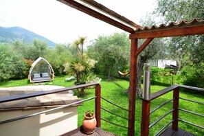Property grounds - Charming apartment in Côte d'Azur villa, private garden and large pool. (La Gaude)