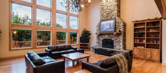 MASSIVE 9 BEDROOM LUXURY CABIN! PERFECT FOR REUNIONS AND RETREATS!