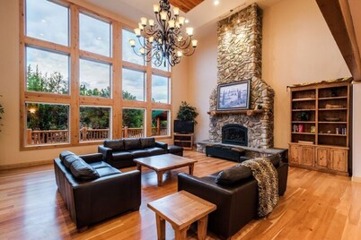 MASSIVE 9 BEDROOM LUXURY CABIN! PERFECT FOR REUNIONS AND RETREATS!