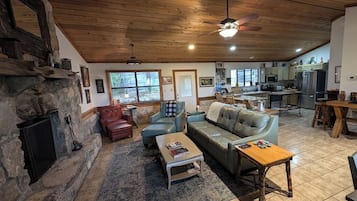 Smart-TV, Kamin, Tischtennisplatte, BĂŒcher