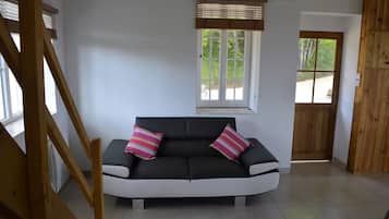 Fernseher, Kamin, Bücher