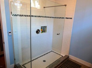 Badewanne, Haartrockner, Handtücher