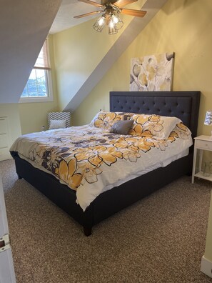 3 bedrooms, desk, iron/ironing board, free WiFi