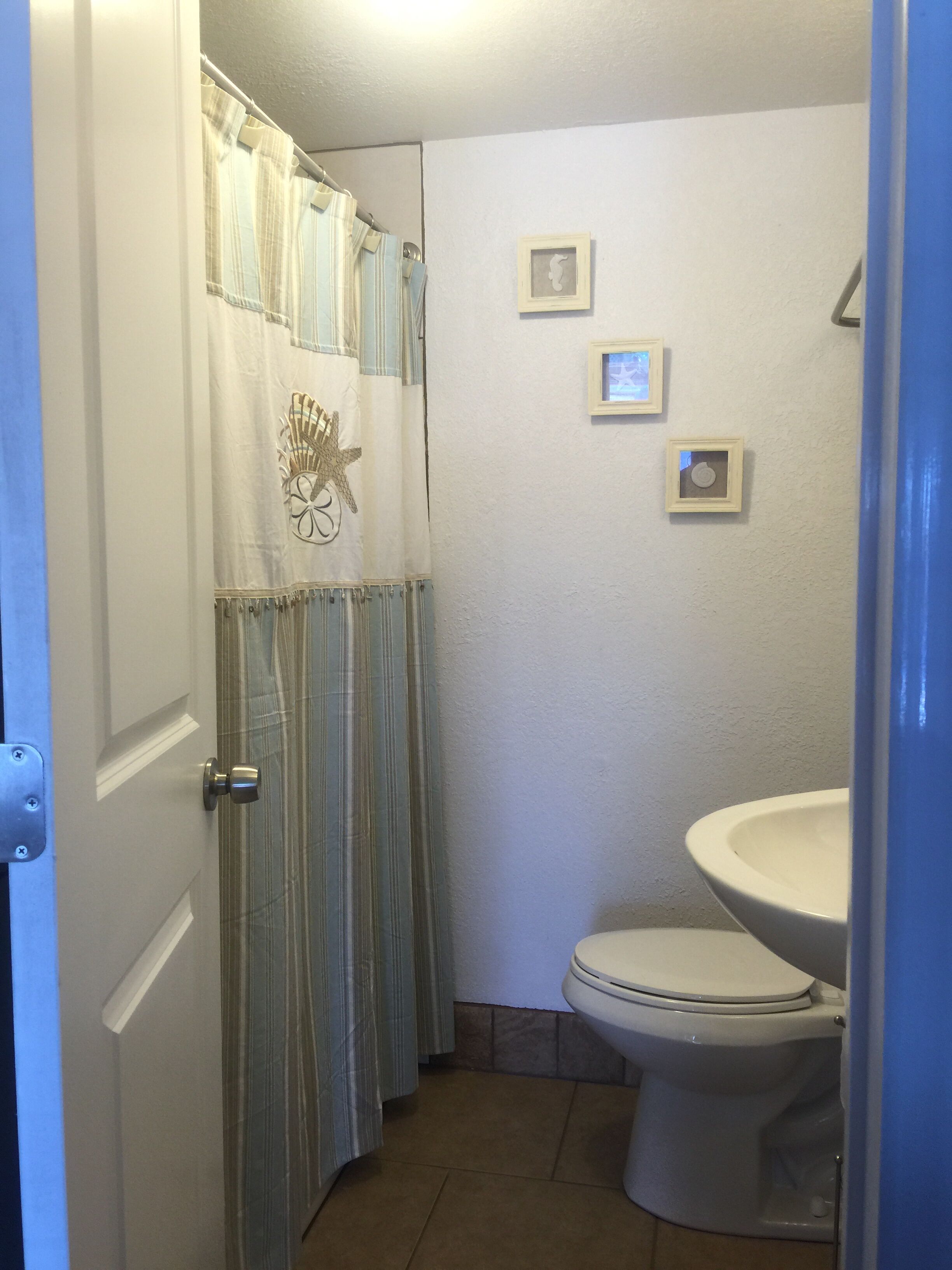 Kombination af bruser/badekar, hårtørrer, håndklæder, Toiletpapir