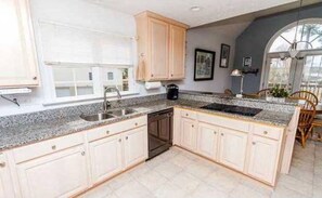 Kylskåp, mikrovågsugn, ugn och spishäll