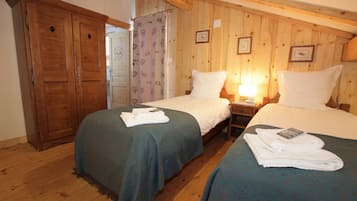 7 quartos, ferros/tĂĄbuas de passar roupa, Wi-Fi de cortesia