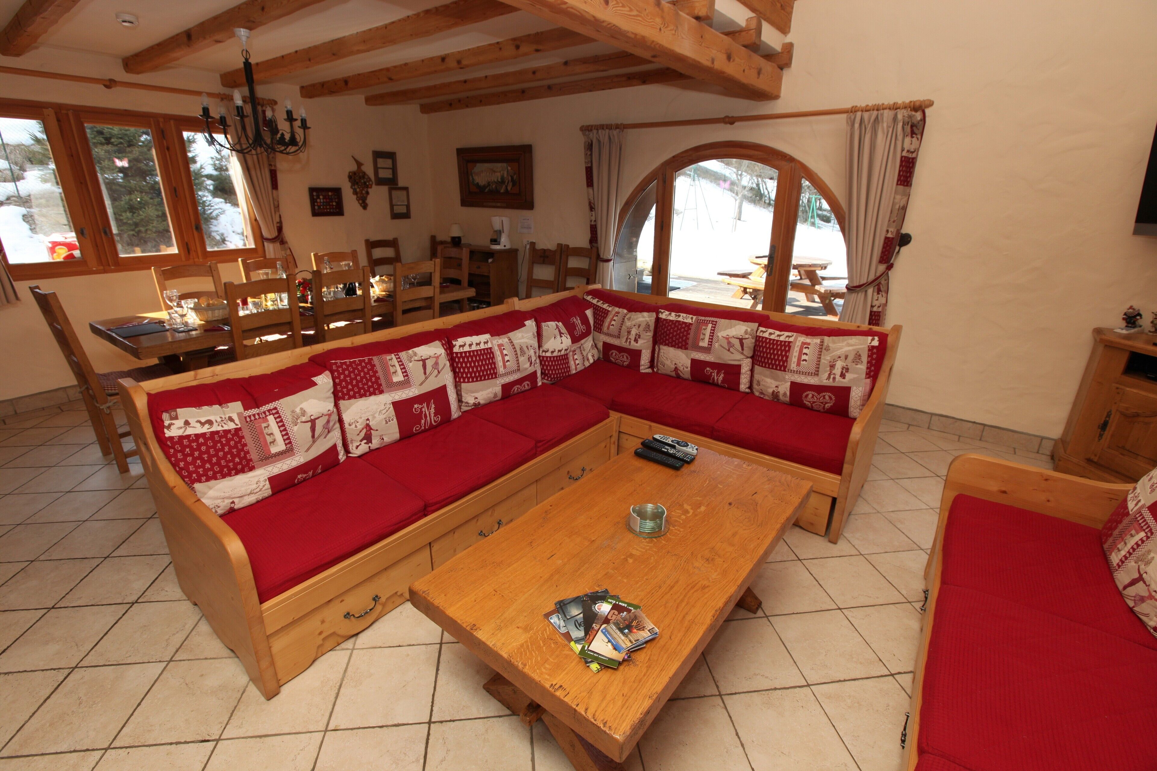 TV, caminetto, lettore DVD, libri