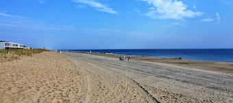 Serenity Amid it All. Dog friendly PET FEE, WiFi, outdoor shower, grill