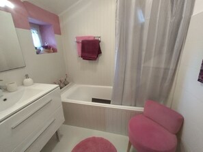 Een bad, een haardroger, handdoeken, zeep