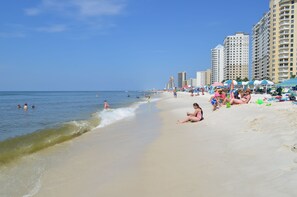 Aan het strand, ligstoelen aan het strand, strandlakens