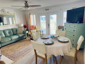 Een smart-tv, een dvd-speler, boeken en een filmbibliotheek