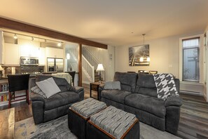 TV, fireplace - Pacific Forest Beach House (Parksville)