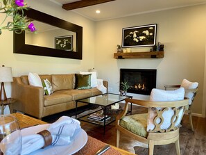 Smart TV, fireplace, books, stereo - Riverwood Cottage -- Riverfront with Hot Tub, River Access (Monte Rio)