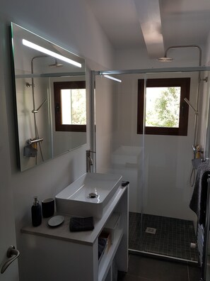 Douche, séchoir à cheveux, serviettes fournies