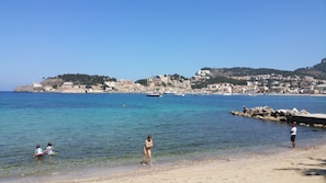 Una playa cerca
