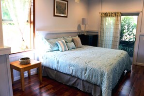 2 dormitorios, tabla de planchar con plancha, cuna de viaje