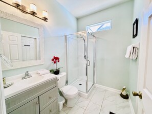 Combined shower/tub, hair dryer, towels - 6 Bed/Pool/Spa/Internet/gameRoom, 3.5 Miles to Disney,Gated Resort communities (Kissimmee)